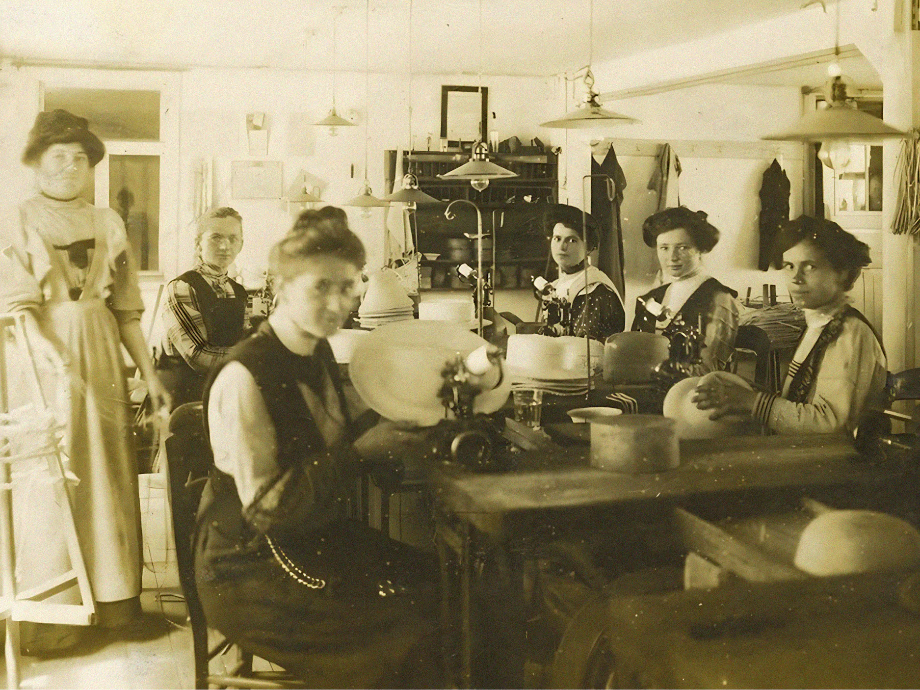 Starejša fotografija žensk, ki izdelujejo slamnike